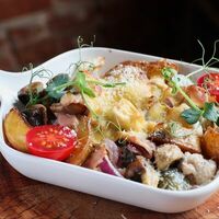 Горячая сковородка с куриным филе и беконом в Настойчивость