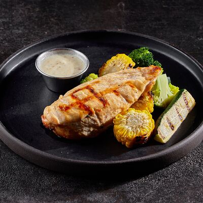 Куриная грудка и овощи гриль с имбирной заправкой в Frank by Баста по цене 720 ₽