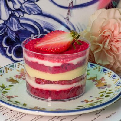 Трайфл Клубничный бархат в Orengo по цене 380 ₽