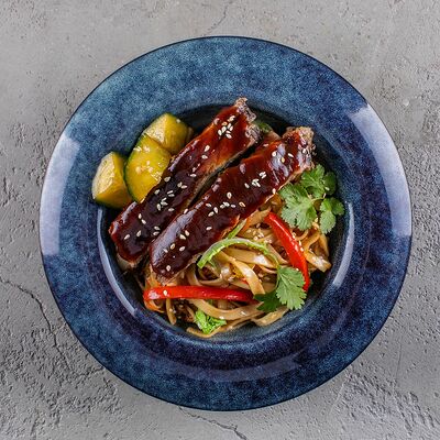 Лапша с ребрами барбекю в Мангал по цене 390 ₽