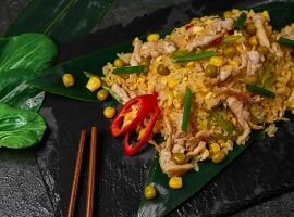 Рис жареный с курицей и овощами в WokPho по цене 420 ₽