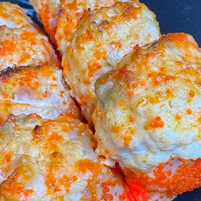 Запеченный ролл Нежная горбуша в Кузьмичь по цене 420 ₽