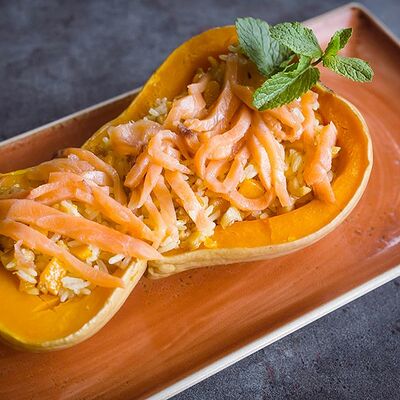 Плов в тыкве с подкопченной семгой в Дюшес по цене 600