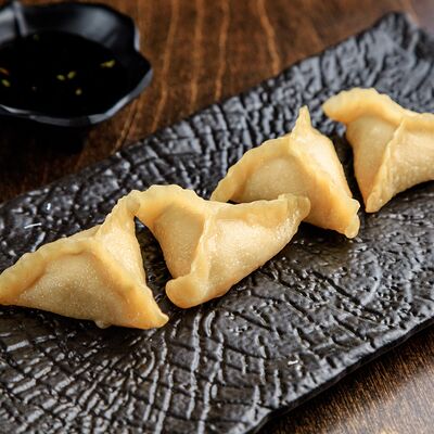 Гедза с курицей и креветкой в Суши & Саке Izakaya Bar по цене 560 ₽