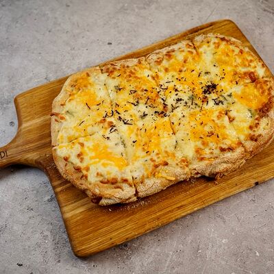 Пицца Четыре сыра и черный трюфель в Gaudi по цене 1440 ₽