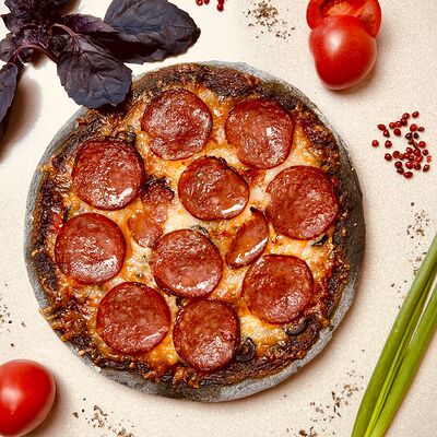 №4 Пицца Pepperoni black в Батон и булка по цене 510 ₽