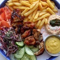 Израильское плато с курочкой и фри в Фришман