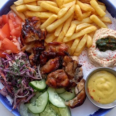 Израильское плато с курочкой и фри в Фришман по цене 459 ₽