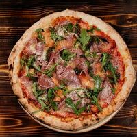 Пицца с прошутто и рукколой в The River Restaurant