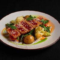 Стейк из тунца с овощами в кунжутном соусе унаги в Level kitchenbar
