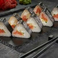 Вкусняшка ролл в RED DRAGON SUSHI