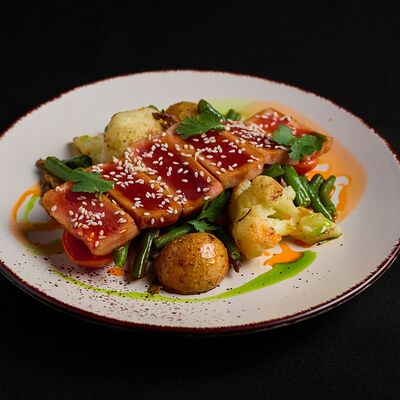 Стейк из тунца с овощами в кунжутном соусе унаги в Level kitchenbar по цене 1090 ₽