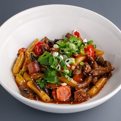 Токпокки с говядиной и грибами в MO by Matisov по цене 759 ₽