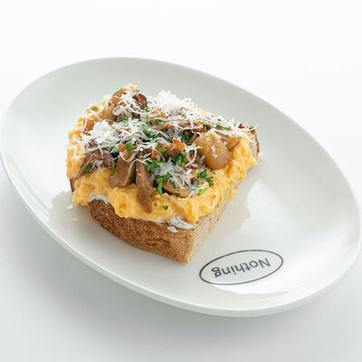 Грибной тост со скрэмблом и пармезаном в Nothing Fancy по цене 750 ₽