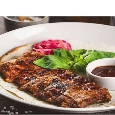 Рёбра с соусом барбекю и красным луком в АндерСон по цене 1060 ₽