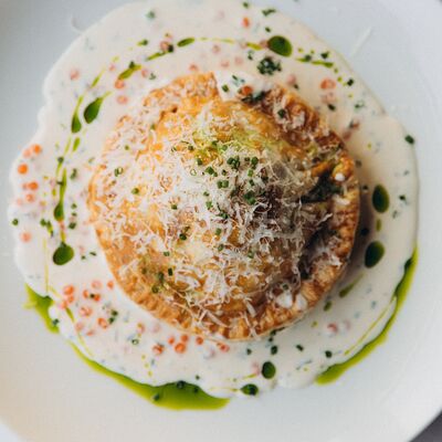 Пирог с лососем, шпинатом и икорным соусом в Sava по цене 890 ₽