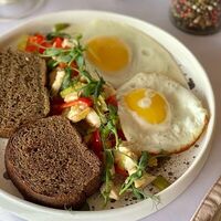 Яичница с цыпленком и овощамив Опера