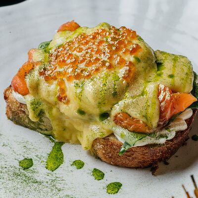 Бенедикт с лососем и авокадо в Everest continental по цене 1300 ₽