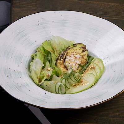 Зеленый салат с авокадо грильв Лаунж бар 6/20 по цене 700 ₽