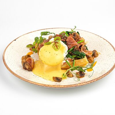 Бельгийская вафля с беконом, грибами и яйцом пашот в Kitchen по цене 820 ₽