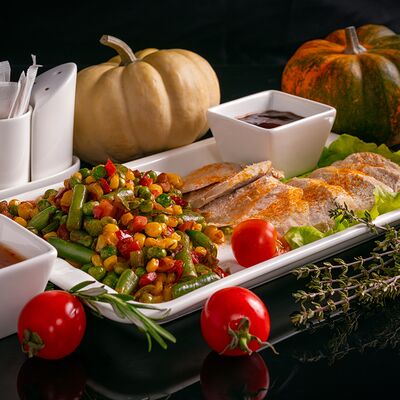 Куриная грудка отварная с овощами в Тесоро по цене 750 ₽