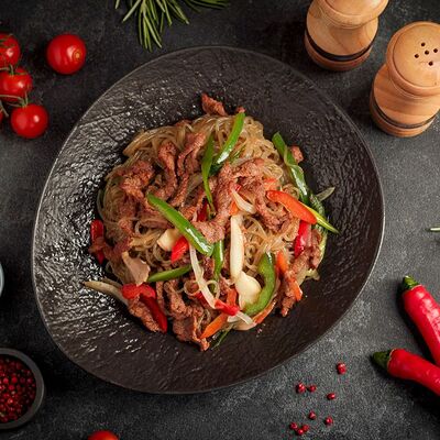 Жареная крахмальная лапша с говядиной в Корё по цене 760 ₽