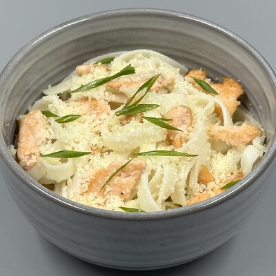 Вок с лососем в Avokado sushibar по цене 650 ₽