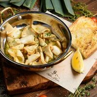 Кальмары с чесночным маслом и гренками в Villa Pasta