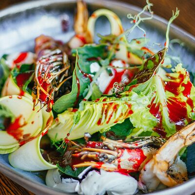 Зеленый салат с креветками в Макадамия по цене 1170 ₽