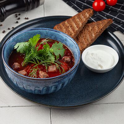 Борщ с говядиной в Вэллей кафе по цене 590 ₽