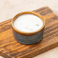 Соус на основе мацони с добавлением чеснока в Хинкальная Легенда