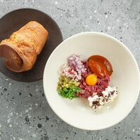Тартар из телячьей вырезки со сладким луком в Double Grill & Bar