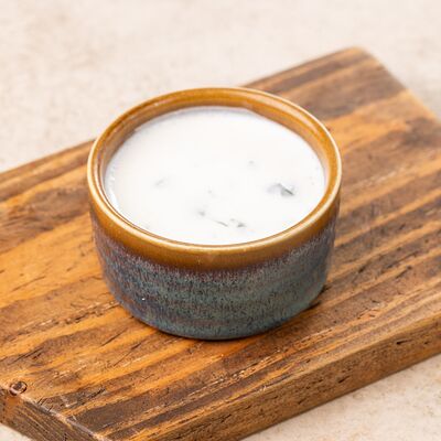 Соус на основе мацони с добавлением чеснока в Хинкальная Легенда по цене 170 ₽