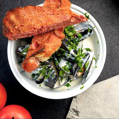 Мидии под томатным соусом с гренками в Мёд и мясо по цене 550 ₽