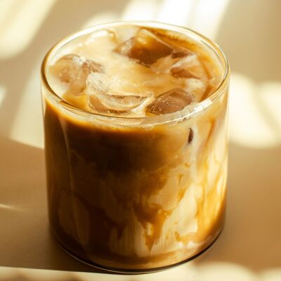 Айс латте Ириска L в Runshtein Coffee по цене 390 ₽