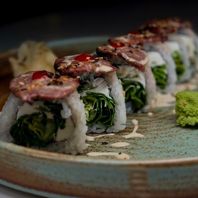 Ролл с обожженой говядиной и трюфельным майо в W - cocktails & food по цене 1080 ₽