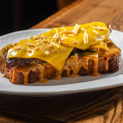 Бриошь, стейк бавет, чеддер, соус горчичныйв Tesla Bar & Grill по цене 1375 ₽