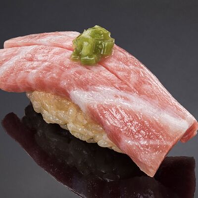 О-торо с маринованным стеблем васаби в Bluefin по цене 1170 ₽