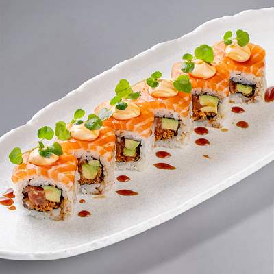 Ролл с лососем, авокадо и соусом юдзу в Gaijin по цене 1410 ₽