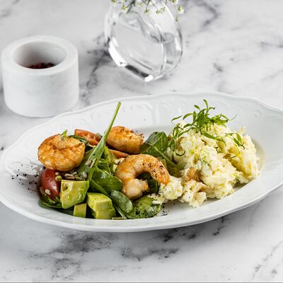 Скрембл с креветками, авокадо и томатами черрив Патис по цене 794 ₽