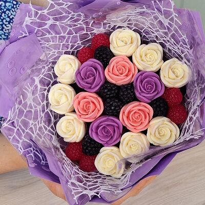 Съедобный шоколадный букет из роз с мармеладными ягодками, Сиреневый, белый в Мистер пряничек по цене 2800 ₽