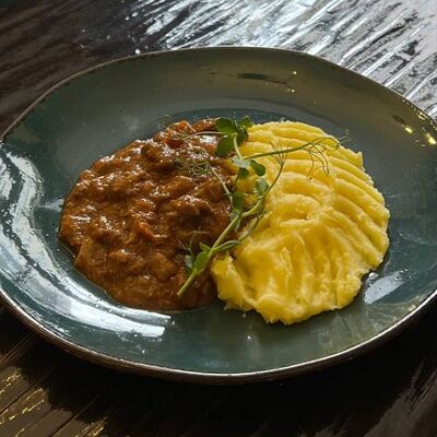 Гуляш с пюре картофельным в Длинный нос по цене 380 ₽