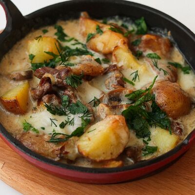 Скоблянка с бефстрогановом в Блиныпицца по цене 680 ₽