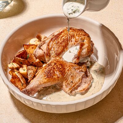 Чкмерули из цыпленка с картофелем и грибами в Хачапури по цене 780 ₽