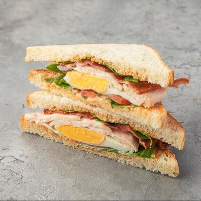 Сэндвич с цыплёнком и беконом в PrideBar по цене 390 ₽