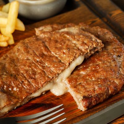 Говяжья котлета с сыром и картофелем фри в Романов парк по цене 890 ₽