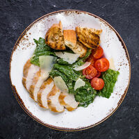 Салат цезарь с курицей в Bora Bora Cafe