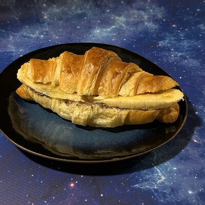 Круассан с нутеллой и свежим бананом в Кот и Космонавт по цене 300 ₽