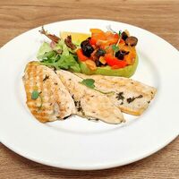 Форель с пюре из зеленого горошка и томатами в Кокофреш