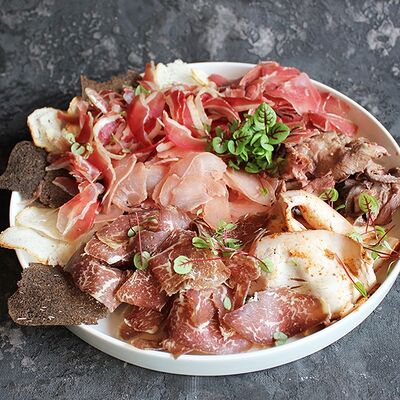 Большая мясная нарезка в The Legend 84 по цене 2400 ₽